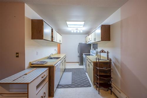 56-310 Yorkton Avenue, Penticton, BC - Indoor Photo Showing Kitchen