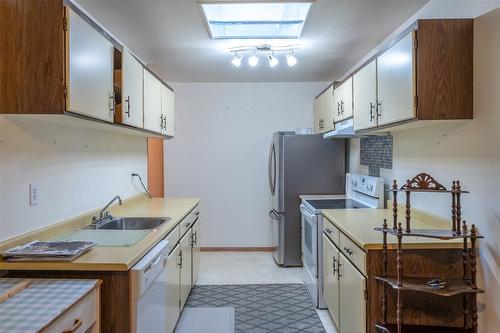 56-310 Yorkton Avenue, Penticton, BC - Indoor Photo Showing Kitchen