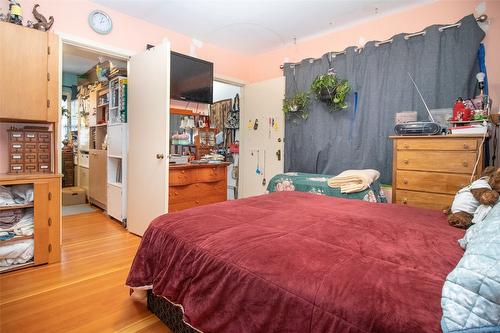 695 Bell Road, Kelowna, BC - Indoor Photo Showing Bedroom