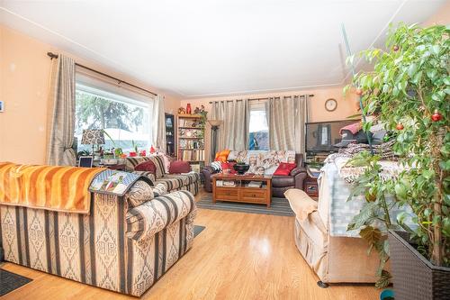 695 Bell Road, Kelowna, BC - Indoor Photo Showing Living Room