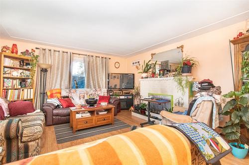 695 Bell Road, Kelowna, BC - Indoor Photo Showing Living Room