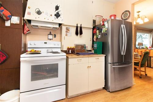 695 Bell Road, Kelowna, BC - Indoor Photo Showing Kitchen