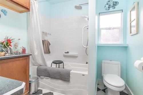 695 Bell Road, Kelowna, BC - Indoor Photo Showing Bathroom