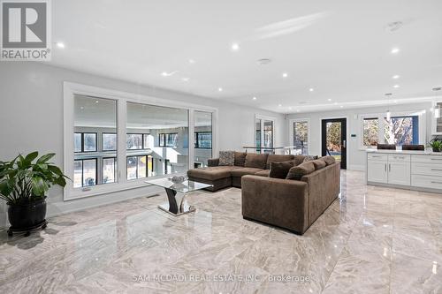 2993 Innisfil Beach Road, Innisfil, ON - Indoor Photo Showing Living Room