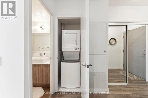 404 - 4800 Highway 7, Vaughan, ON - Indoor Photo Showing Laundry Room