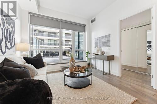 404 - 4800 Highway 7, Vaughan, ON - Indoor Photo Showing Living Room