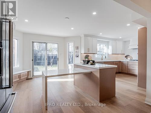 16 Camomile Street, Vaughan, ON - Indoor Photo Showing Kitchen With Upgraded Kitchen