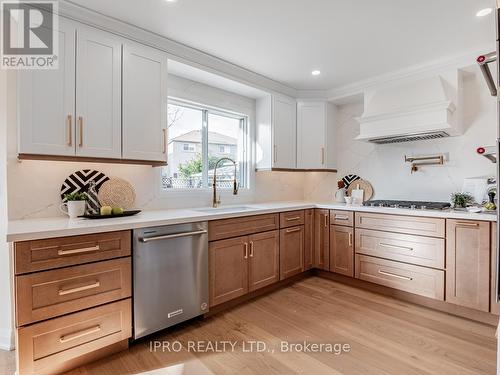 16 Camomile Street, Vaughan, ON - Indoor Photo Showing Kitchen