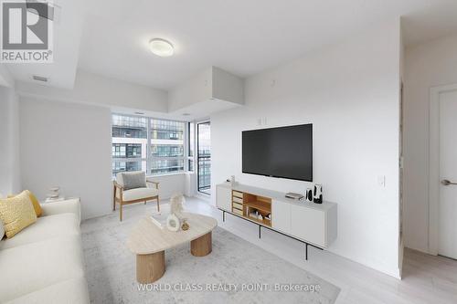 818 - 395 Dundas Street W, Oakville, ON - Indoor Photo Showing Living Room