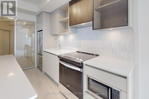 818 - 395 Dundas Street W, Oakville, ON - Indoor Photo Showing Kitchen With Upgraded Kitchen