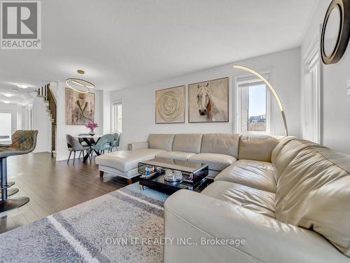 13 Shedrow Place, Kitchener, ON - Indoor Photo Showing Living Room