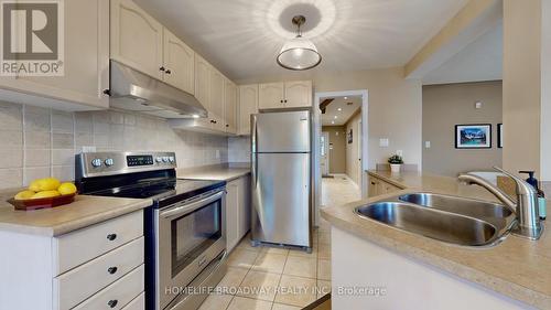 31 Corkwood Drive, Vaughan, ON - Indoor Photo Showing Kitchen With Double Sink