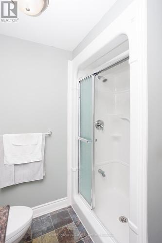 23 Denfield Road, Kawartha Lakes (Lindsay), ON - Indoor Photo Showing Bathroom