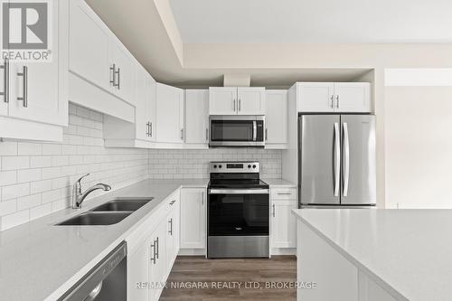 211 - 118 Summersides Boulevard, Pelham (662 - Fonthill), ON - Indoor Photo Showing Kitchen With Double Sink With Upgraded Kitchen