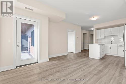 211 - 118 Summersides Boulevard, Pelham (662 - Fonthill), ON - Indoor Photo Showing Kitchen