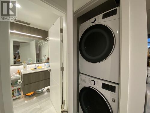 1305 6511 Sussex Avenue, Burnaby, BC - Indoor Photo Showing Laundry Room