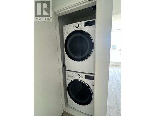 1305 6511 Sussex Avenue, Burnaby, BC - Indoor Photo Showing Laundry Room