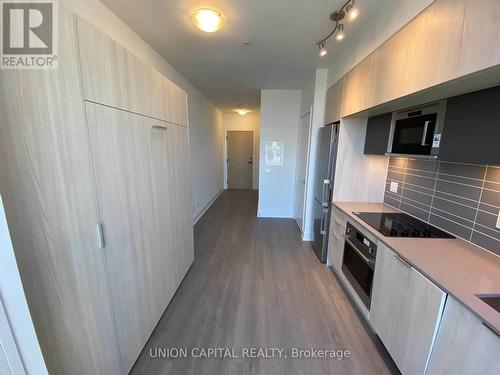 427 - 1 Belsize Drive, Toronto, ON - Indoor Photo Showing Kitchen