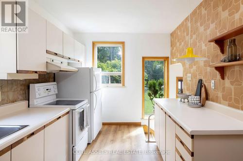 9 Lyndale Drive, Toronto, ON - Indoor Photo Showing Kitchen