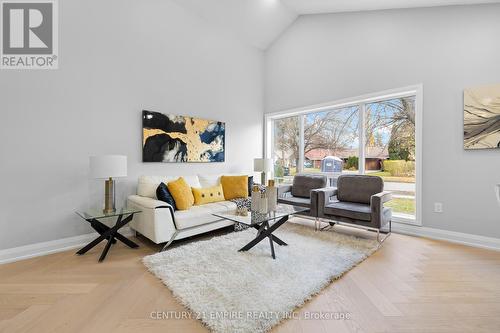 32 Brookridge Drive, Toronto, ON - Indoor Photo Showing Living Room