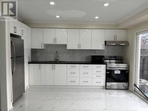 157 Ecclestone Drive, Brampton, ON - Indoor Photo Showing Kitchen