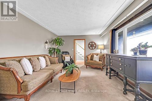 3173 Young Road, Haldimand, ON - Indoor Photo Showing Living Room