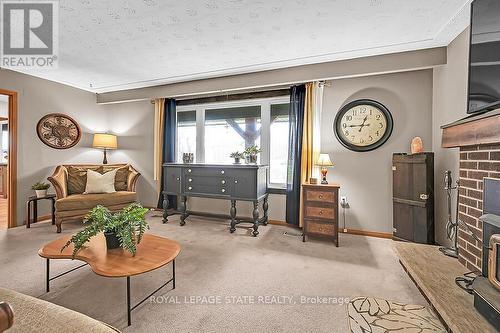 3173 Young Road, Haldimand, ON - Indoor Photo Showing Living Room