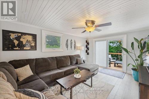 Upper - 403 Masson Street, Oshawa (O'Neill), ON - Indoor Photo Showing Living Room