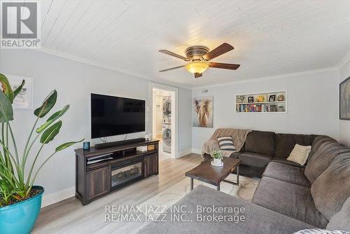 Upper - 403 Masson Street, Oshawa (O'Neill), ON - Indoor Photo Showing Living Room