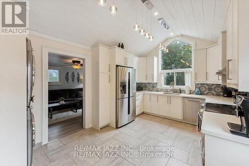 Upper - 403 Masson Street, Oshawa (O'Neill), ON - Indoor Photo Showing Kitchen