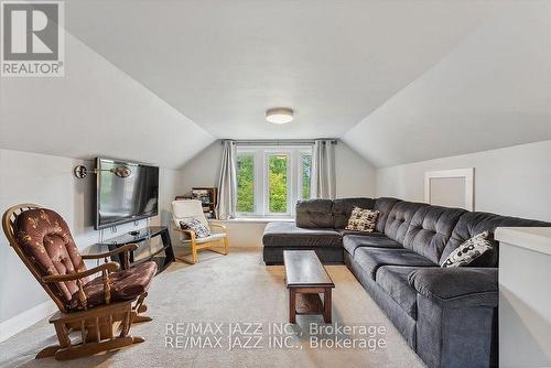 Upper - 403 Masson Street, Oshawa (O'Neill), ON - Indoor Photo Showing Living Room