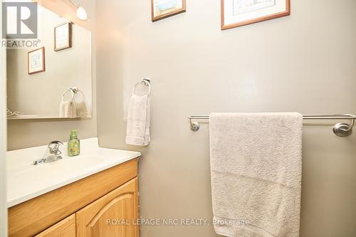 104 Carriage Road, St. Catharines (455 - Secord Woods), ON - Indoor Photo Showing Bathroom