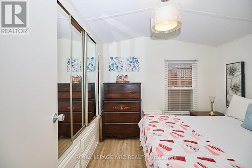 423 - 23 Four Mile Creek Road, Niagara-On-The-Lake (105 - St. Davids), ON - Indoor Photo Showing Bedroom