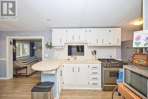 423 - 23 Four Mile Creek Road, Niagara-On-The-Lake (105 - St. Davids), ON - Indoor Photo Showing Kitchen With Upgraded Kitchen