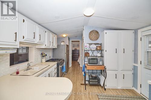 423 - 23 Four Mile Creek Road, Niagara-On-The-Lake (105 - St. Davids), ON - Indoor Photo Showing Kitchen