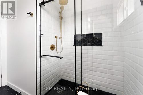 1684 Battersea Road, Kingston (City North Of 401), ON - Indoor Photo Showing Bathroom