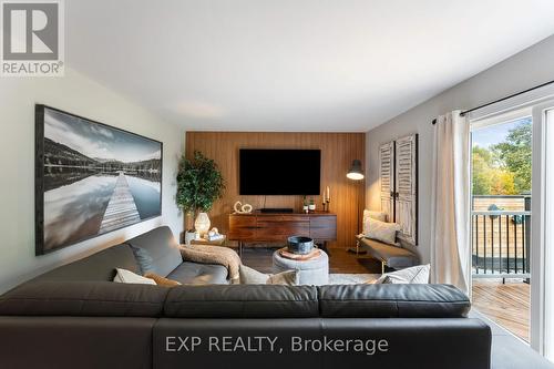 1684 Battersea Road, Kingston (City North Of 401), ON - Indoor Photo Showing Living Room