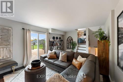 1684 Battersea Road, Kingston (City North Of 401), ON - Indoor Photo Showing Living Room