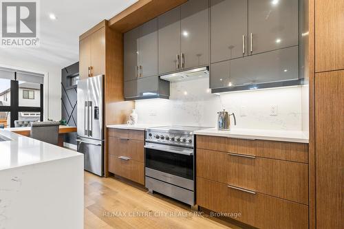 1754 Brayford Avenue, London, ON - Indoor Photo Showing Kitchen With Upgraded Kitchen