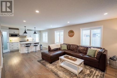 192 Everett Lane, Strathroy-Caradoc (Ne), ON - Indoor Photo Showing Living Room