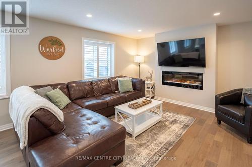 192 Everett Lane, Strathroy-Caradoc (Ne), ON - Indoor Photo Showing Living Room With Fireplace