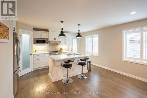 192 Everett Lane, Strathroy-Caradoc (Ne), ON - Indoor Photo Showing Kitchen With Upgraded Kitchen