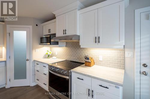 192 Everett Lane, Strathroy-Caradoc (Ne), ON - Indoor Photo Showing Kitchen With Upgraded Kitchen