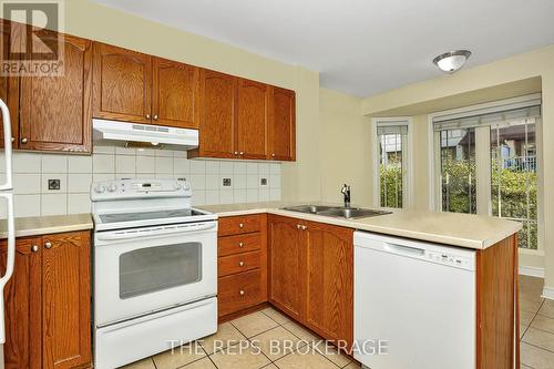 40 - 148 Paseo Private, Ottawa, ON - Indoor Photo Showing Kitchen With Double Sink