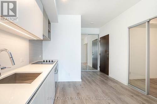 2707 - 7890 Jane Street, Vaughan, ON - Indoor Photo Showing Kitchen