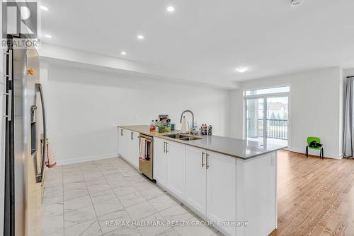 818 Anciano Crescent, Ottawa, ON - Indoor Photo Showing Kitchen With Double Sink