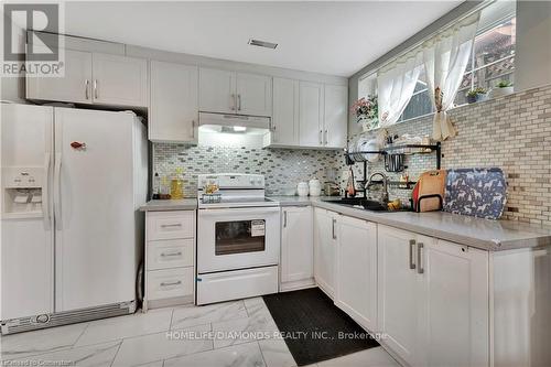 334 Templemead Drive, Hamilton, ON - Indoor Photo Showing Kitchen