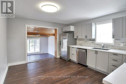 125 Oakwood Drive, Gravenhurst, ON - Indoor Photo Showing Kitchen