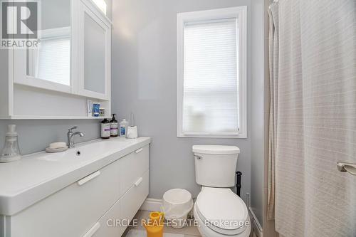 31 Wentworth Street N, Hamilton, ON - Indoor Photo Showing Bathroom