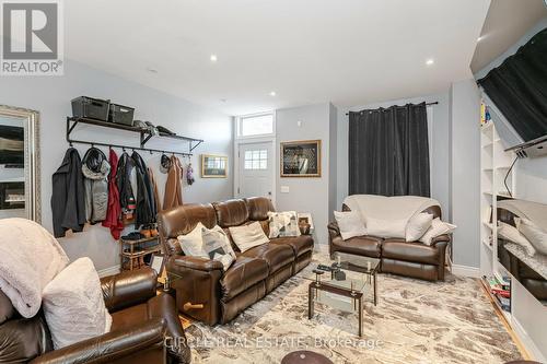 31 Wentworth Street N, Hamilton, ON - Indoor Photo Showing Living Room